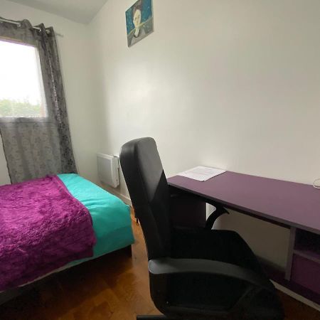 Bedroom In A House/ Chambre Dans Une Maison 奥日河畔的伊皮奈 外观 照片