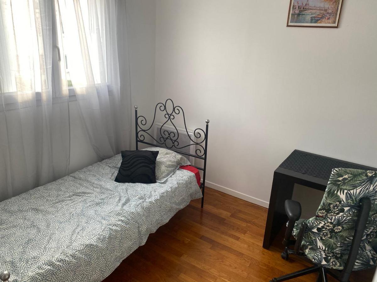 Bedroom In A House/ Chambre Dans Une Maison 奥日河畔的伊皮奈 外观 照片