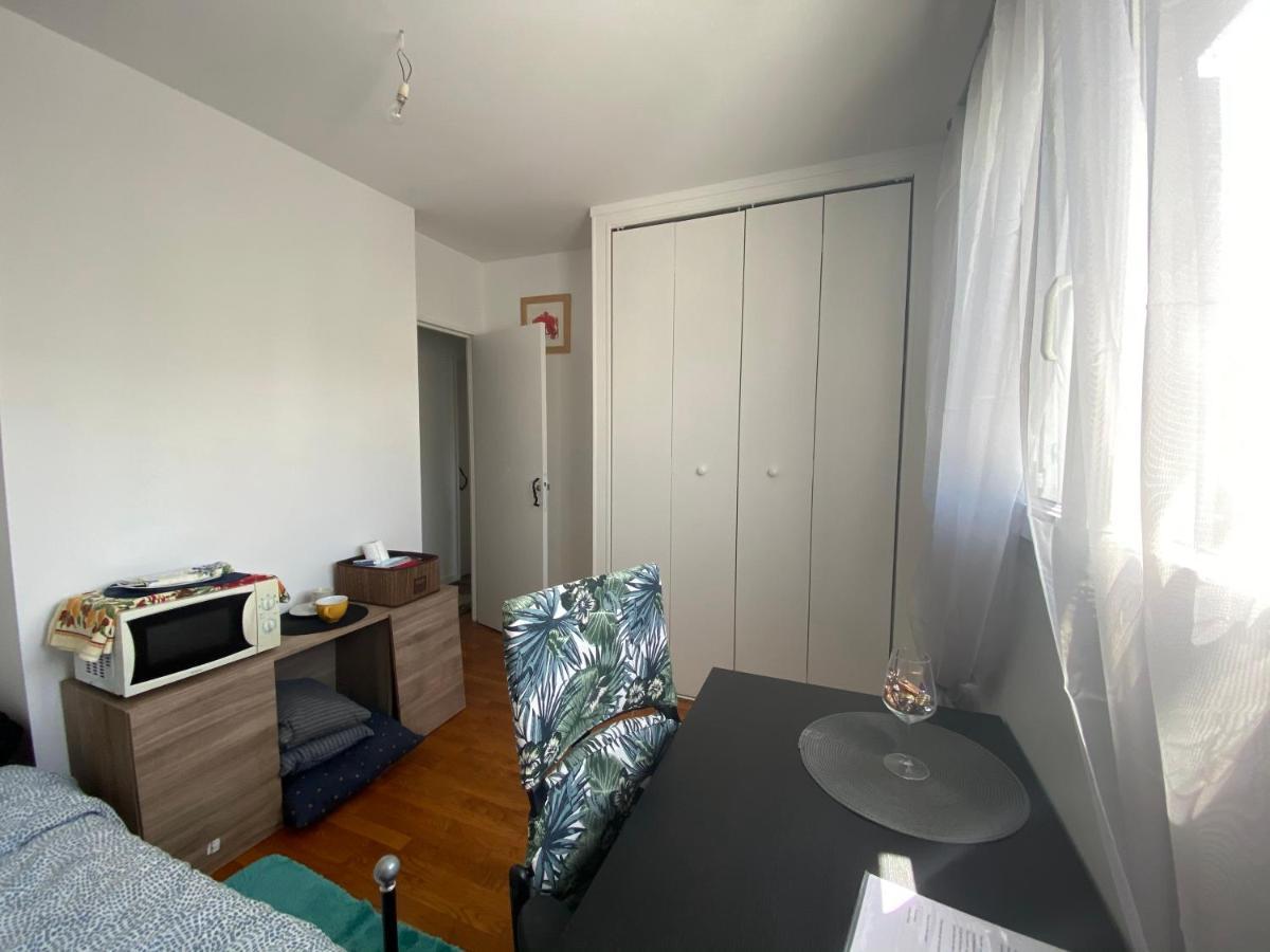 Bedroom In A House/ Chambre Dans Une Maison 奥日河畔的伊皮奈 外观 照片